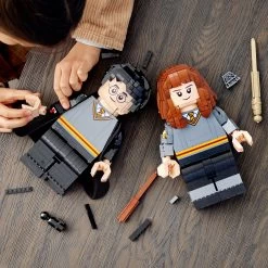 Warner Bros Harry Potter & Hermione Granger LEGO 12 Warner Bros Harry Potter & Hermione Granger LEGO -Harry Potter 76393 lifestyle build crop