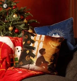 Warner Bros Harry Potter Christmas Cushion Cover -Harry Potter XMAS23 Lifestyle HarryPillow2