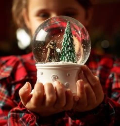 Warner Bros Hagrid Christmas Snow Globe -Harry Potter XMAS23 Lifestyle Snowglobe1