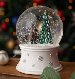 Warner Bros Hagrid Christmas Snow Globe -Harry Potter XMAS23 Lifestyle Snowglobe2